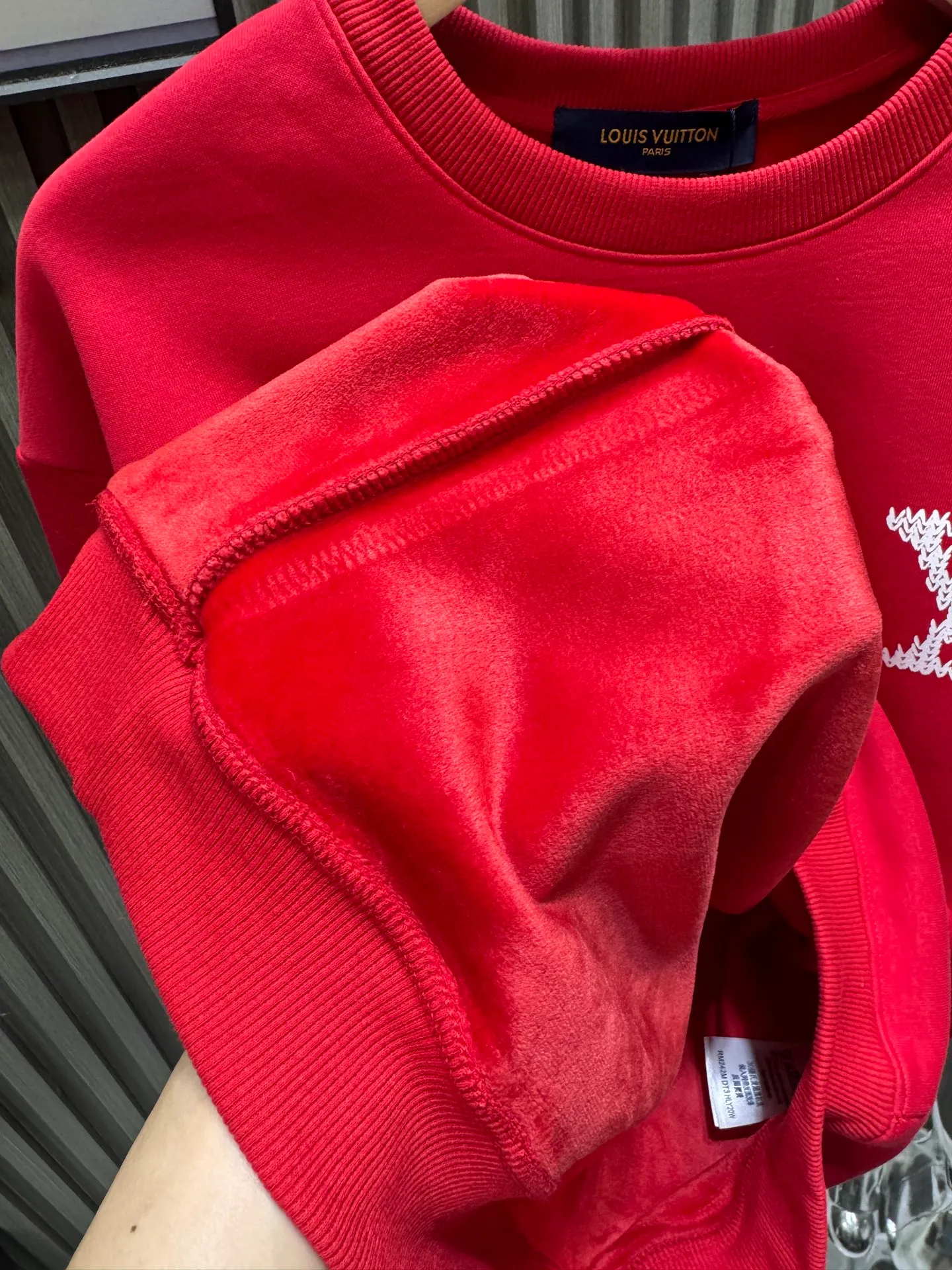 🅿️250 🀄️ Louis Vuitton Louis Vuitton 2025 Autumn and Winter 🆕Vu*tt*n Marque L printed identification pullover sweatshirt 400g pure cotton ➕ silver fox velvet Made of soft cotton fabric, comfortable and breathable "MARQUE L.VUITTON DEPOSEE" printing on the front, simple and elegant, full of brand sense, loose round neck design It's OK to wear alone or layered in spring and autumn. The gray color is versatile and very fashionable when paired or matched. It belongs to the V SS26 series. It is practical and has a sense of design. It is a must-have item for luxury casual wear. A new concept that breaks out of the cocoon. Streamlined fashion. Luxurious quality achieves the status of high fashion.